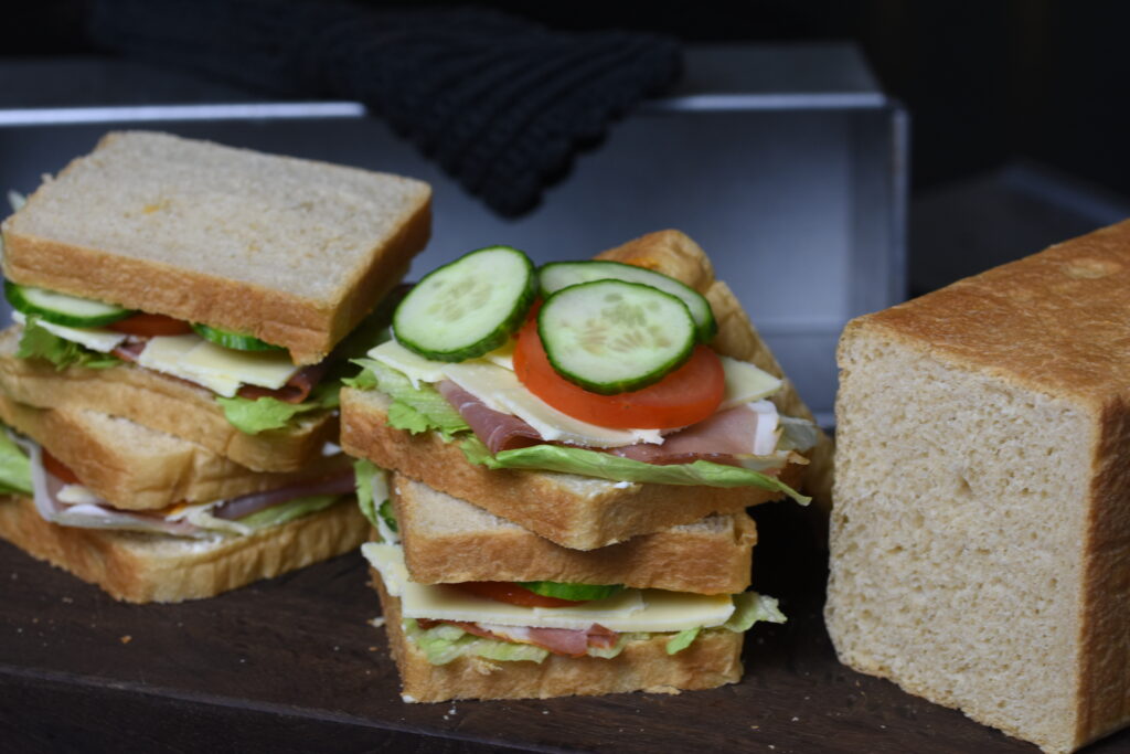 lav en lækker sandwich med hjemmebabt toastbrød med gær. Find en let opskrift her